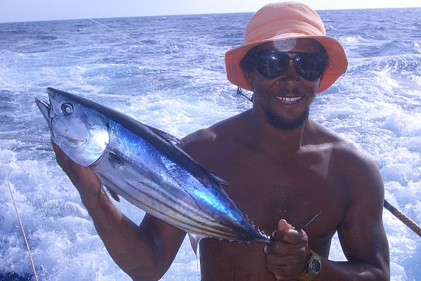 Angler mit Bonito in Kap Verde