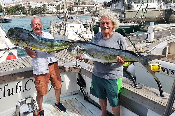 Zwei Angler mit Goldmakrelen in Kap Verde