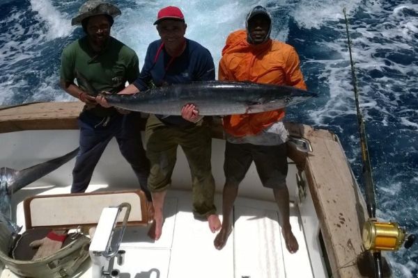 Angler mit großem Wahoo in Kap Verde