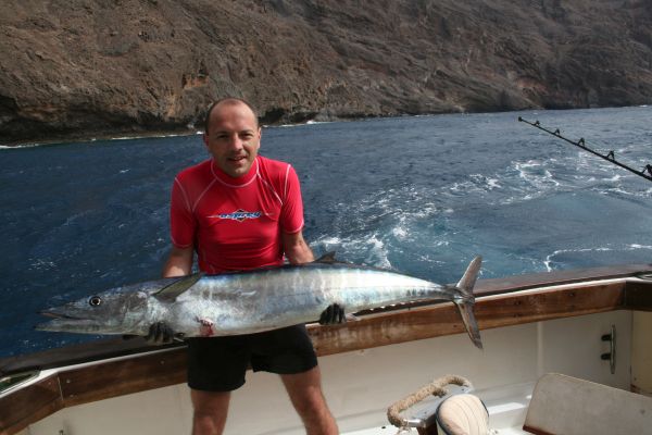 Angler mit einem großen Wahoo (Serra) in Kap Verde