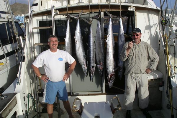 Zwei Angler mit sechs Wahoos (Serra) in Kap Verde